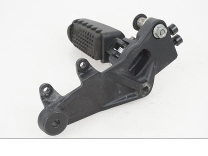 Baksidan på Fotpinnefäste från en H-D Adventure Pan America Special RA1250S -2021 motorcykel.