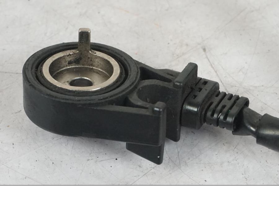 Baksidan på Sidostödsbrytare från en Honda CBR 1100 XX -1999 motorcykel.