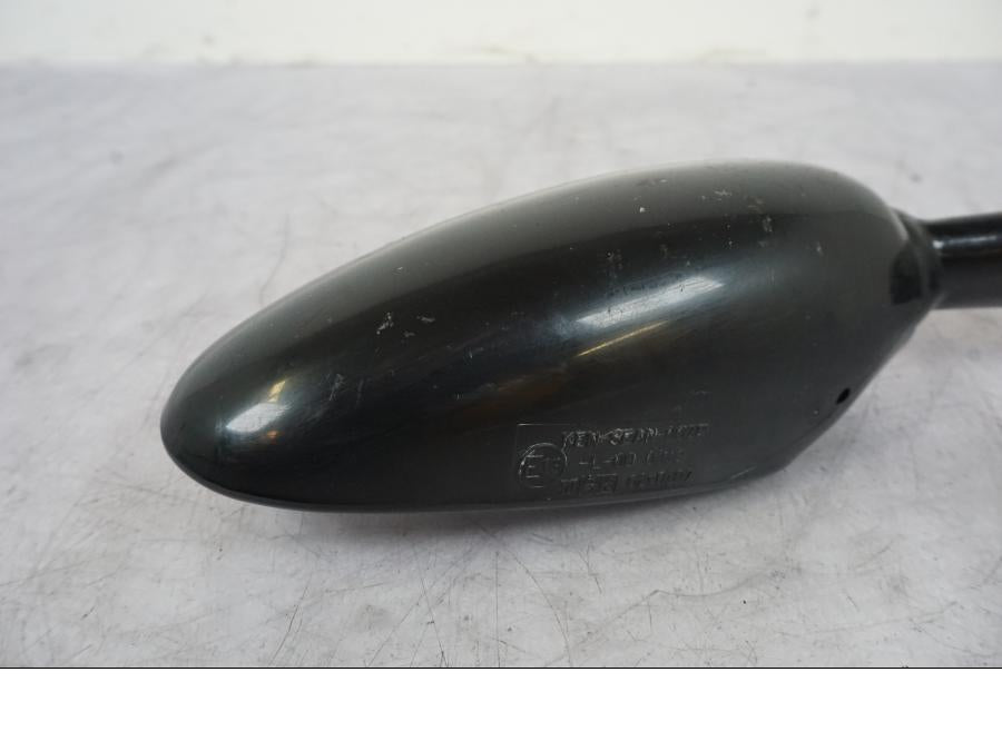 Snett nerifrån på Backspegel från en Honda VTR 1000 F -1997 motorcykel.