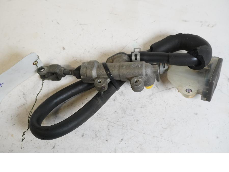 Framsidan på Bromshuvudcylinder från en Suzuki SV 650 -1999 motorcykel.