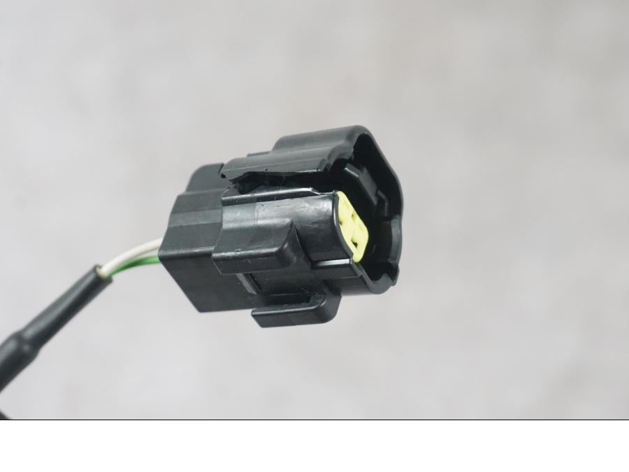 Snett nerifrån på Anslutningsenhet från en KTM 1290 Super Duke R -2022 motorcykel.