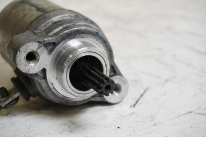 Baksidan på Startmotor från en Yamaha YZF-R 125 -2008 motorcykel.