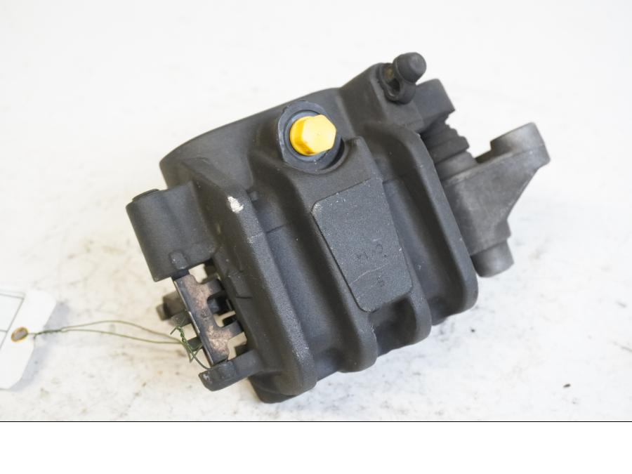 Baksidan på Bromsok från en Honda CB 600 Hornet -2003 motorcykel.