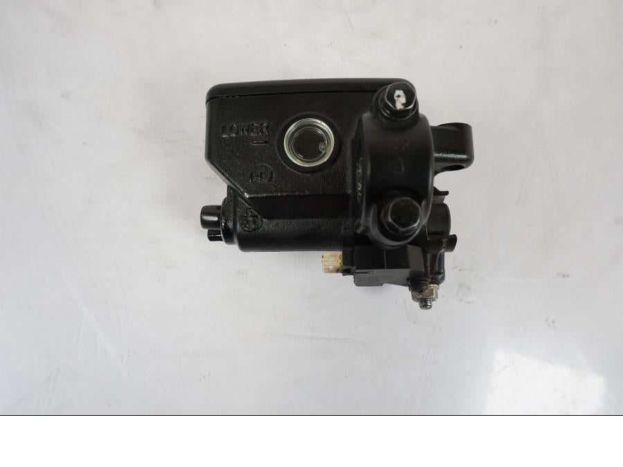 Snett uppifrån på Bromshuvudcylinder från en Honda CRF 1000 Africa Twin -2016 motorcykel.