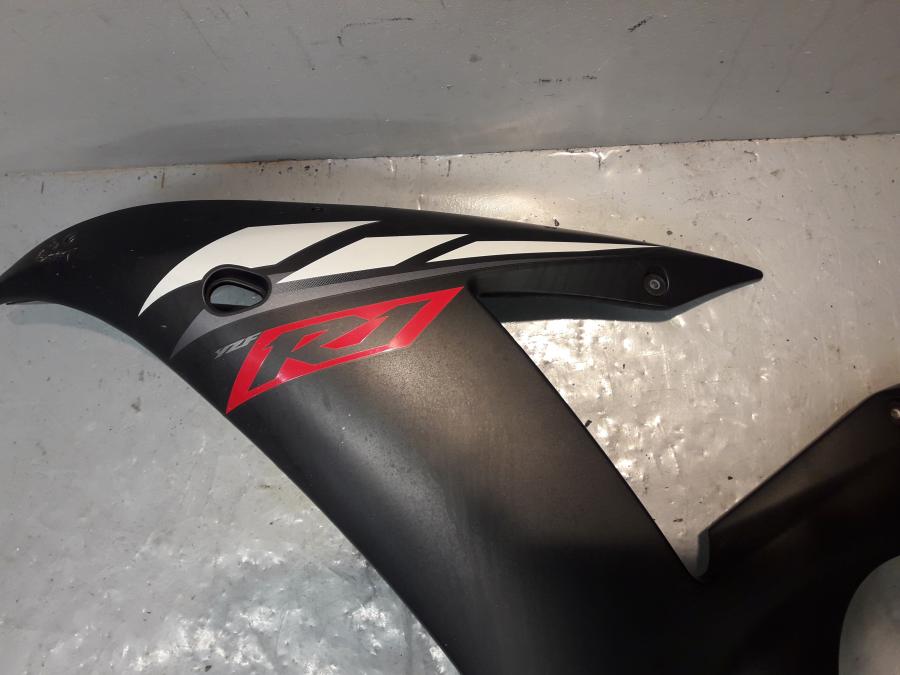 Vänster sida på Sidkåpa från en Yamaha YZF 1000 R1 -2003 motorcykel.