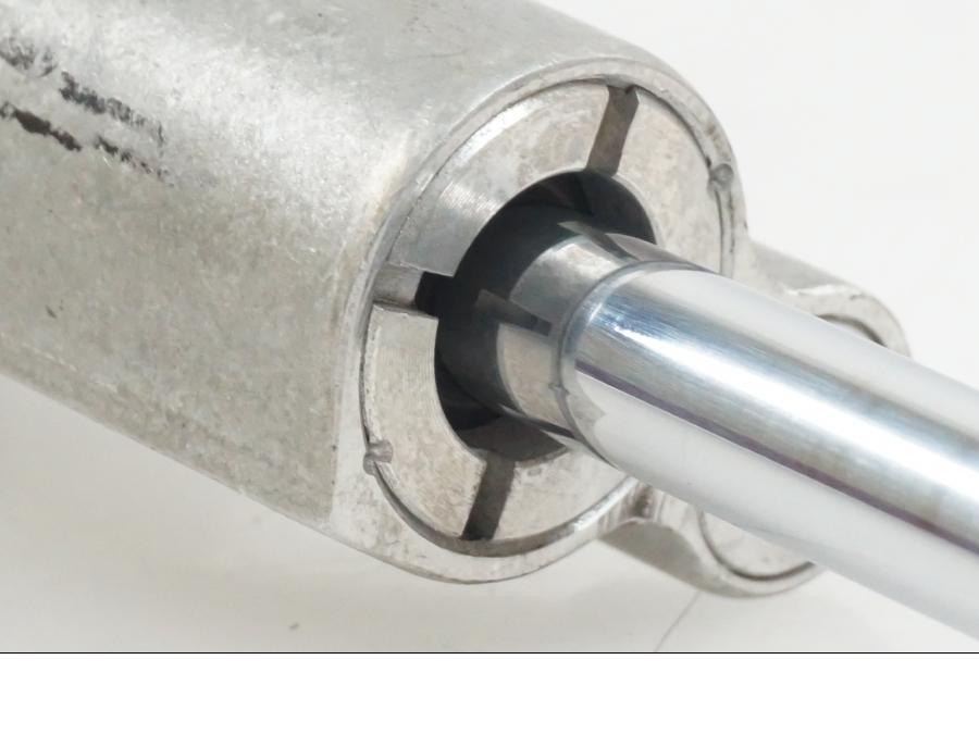 Vänster sida på Styrdämpare från en Suzuki GSX-R 1000 -2007 motorcykel.