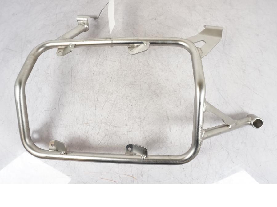 Framsidan på Sidoväskhållare från en BMW R 1250 GSA -2024 motorcykel.