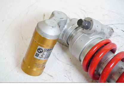 Snett uppifrån på Stötdämpare från en BMW S 1000 RR -2015 motorcykel.