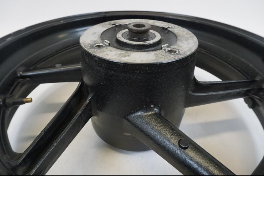 Höger sida på Fälg från en Honda CB 750 -2002 motorcykel.