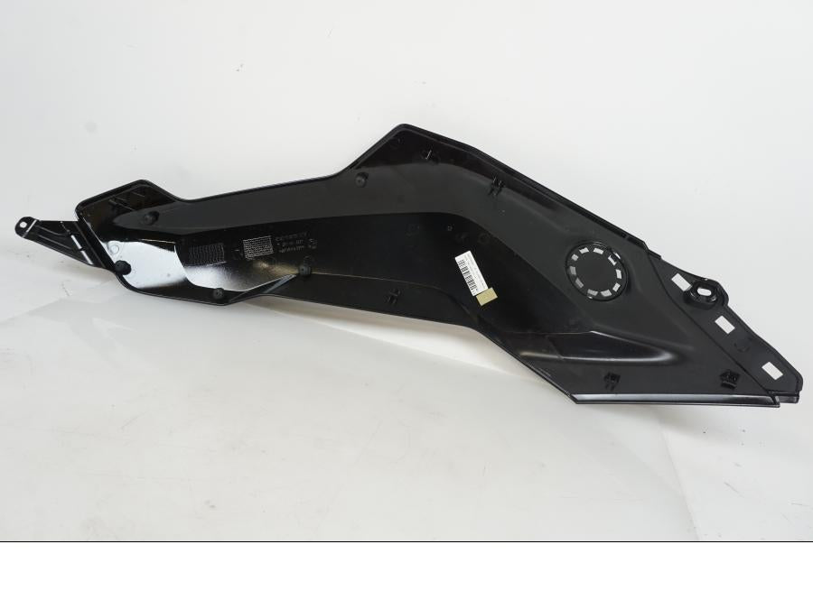 Snett nerifrån på Bensintankskåpa från en BMW R 1300 GS -2024 motorcykel.