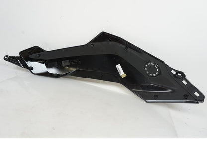 Snett nerifrån på Bensintankskåpa från en BMW R 1300 GS -2024 motorcykel.