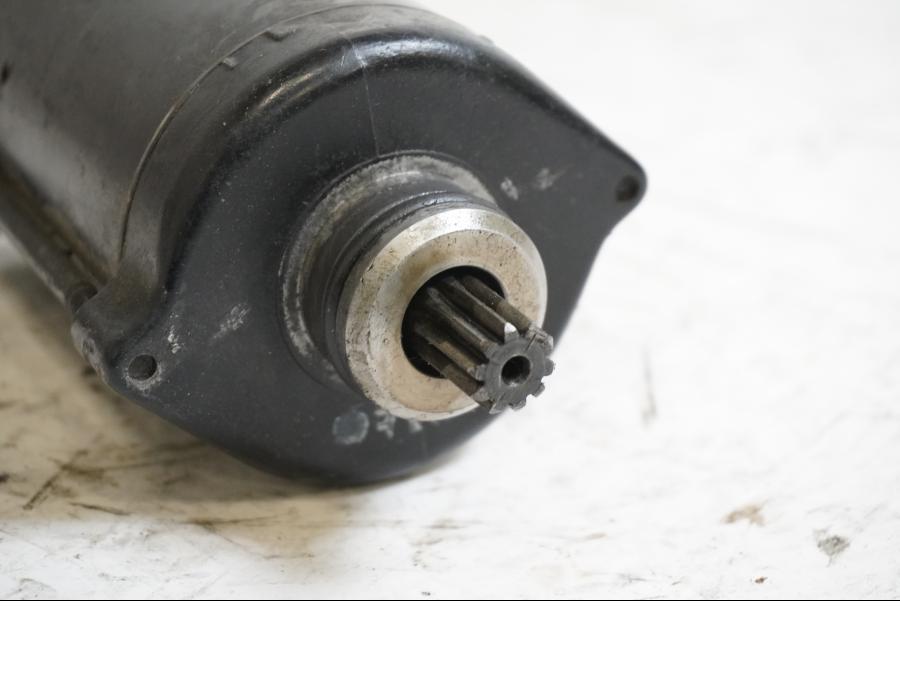 Baksidan på Startmotor från en Kawasaki ZZR 1100 -1991 motorcykel.