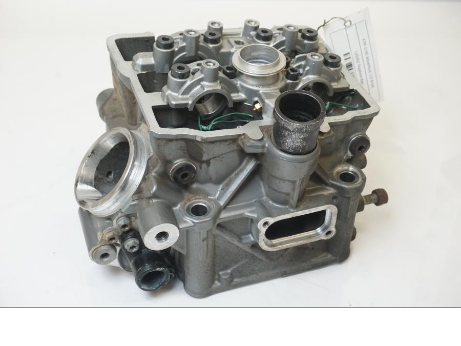 Framsidan på Topplock från en KTM 1190 Adventure -2015 motorcykel.