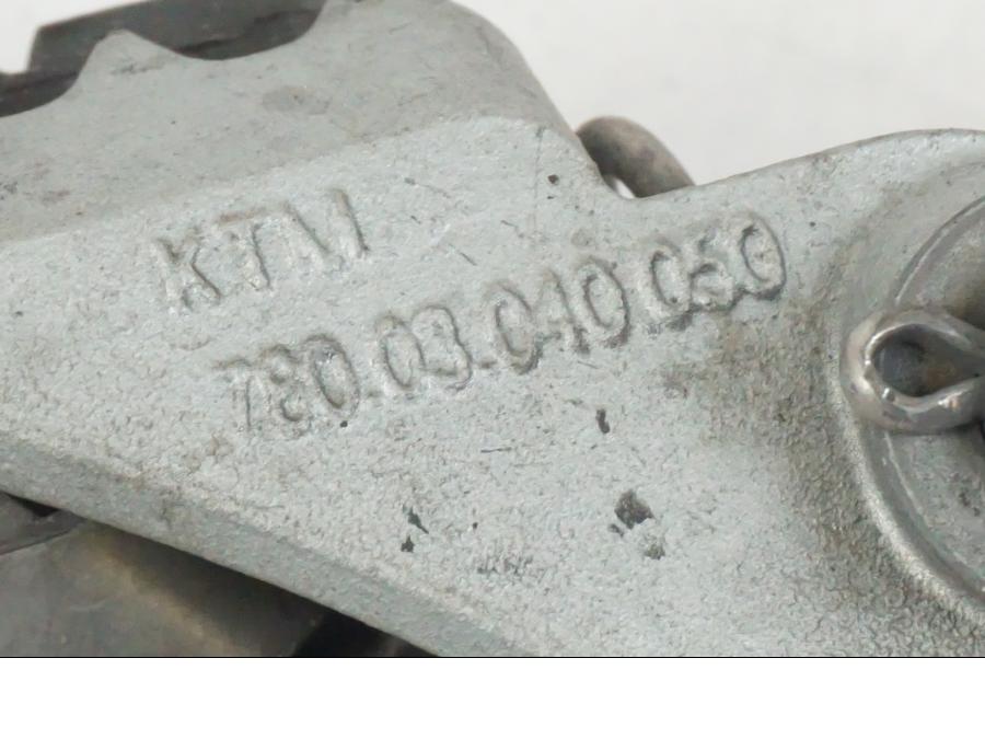 Vänster sida på Fotpinne från en Husqvarna 701 SUPERMOTO ABS -2016 motorcykel.