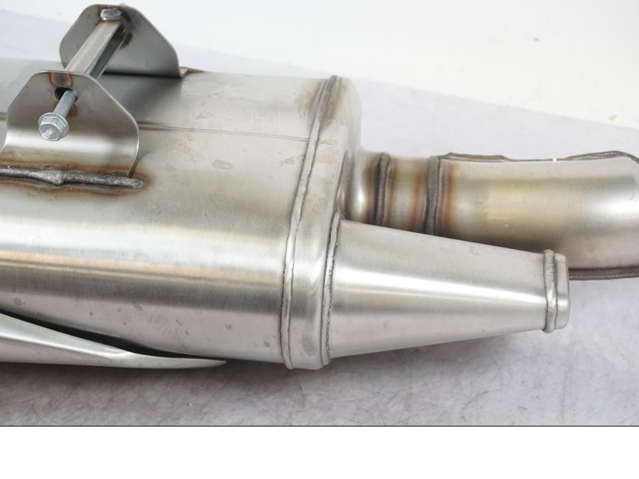 Höger sida på Avgassystem från en Kawasaki Ninja 650 -2017 motorcykel.