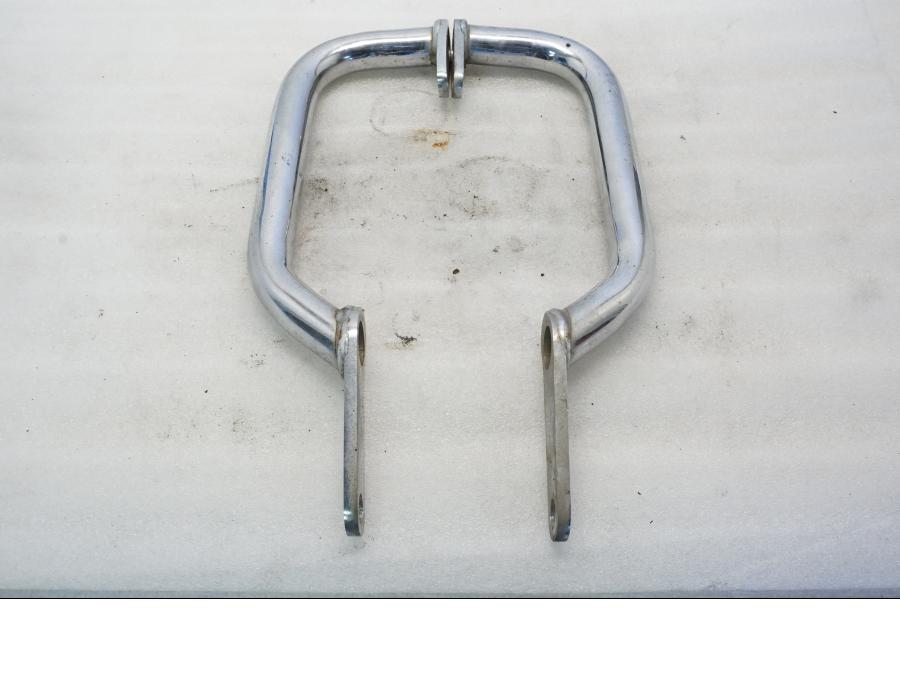 Baksidan på Motorskyddsbåge från en Yamaha XVS 650 -1999 motorcykel.