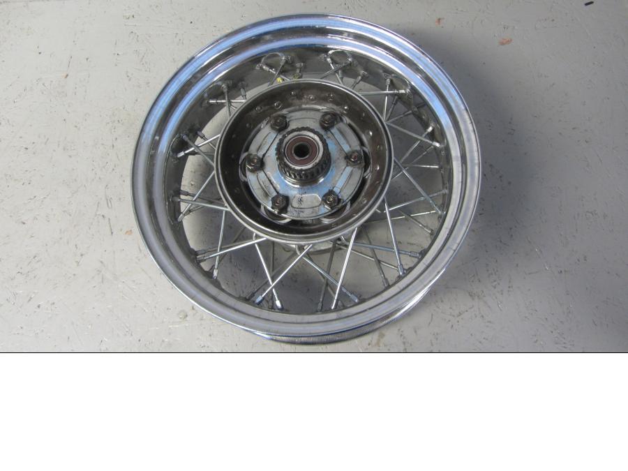 Baksidan på Fälg från en Yamaha XVS 1100 -2002 motorcykel.