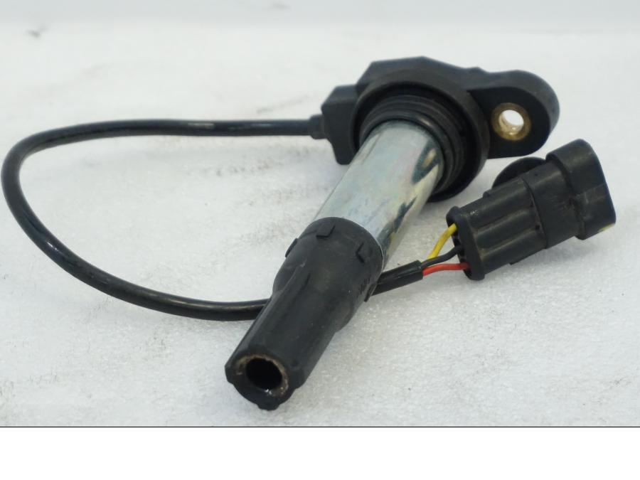 Framsidan på Tändspole från en Aprilia RSV 1000 -2010 motorcykel.