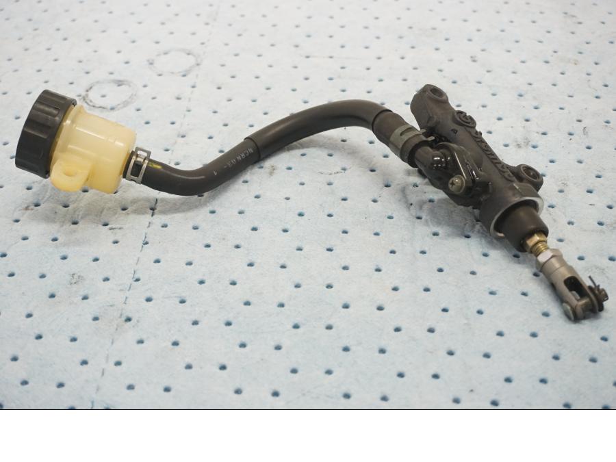 Framsidan på Bromshuvudcylinder från en Yamaha YZF 1000 R1 -2003 motorcykel.