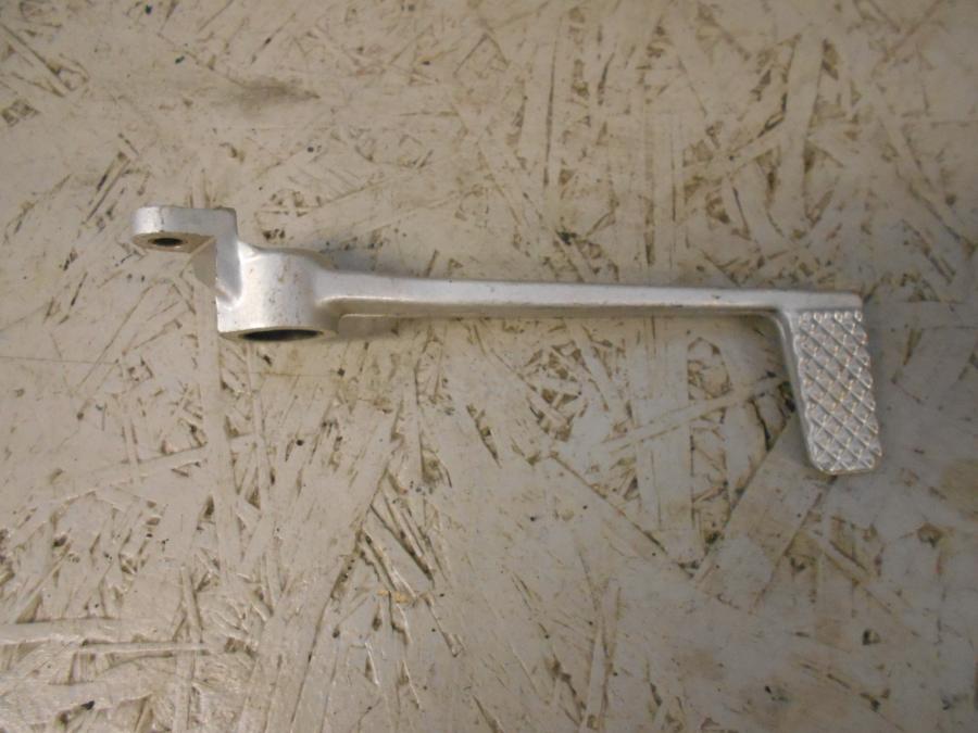 Framsidan på Bromspedal från en Yamaha YZF R6 -1999 motorcykel.