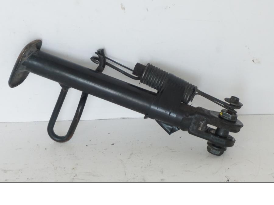 Snett nerifrån på Sidostöd från en Honda SH 300 A -2011 scooter.