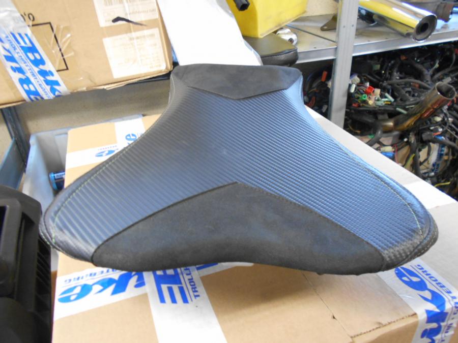 Höger sida på Sadel från en Kawasaki ZX-6R -2014 motorcykel.