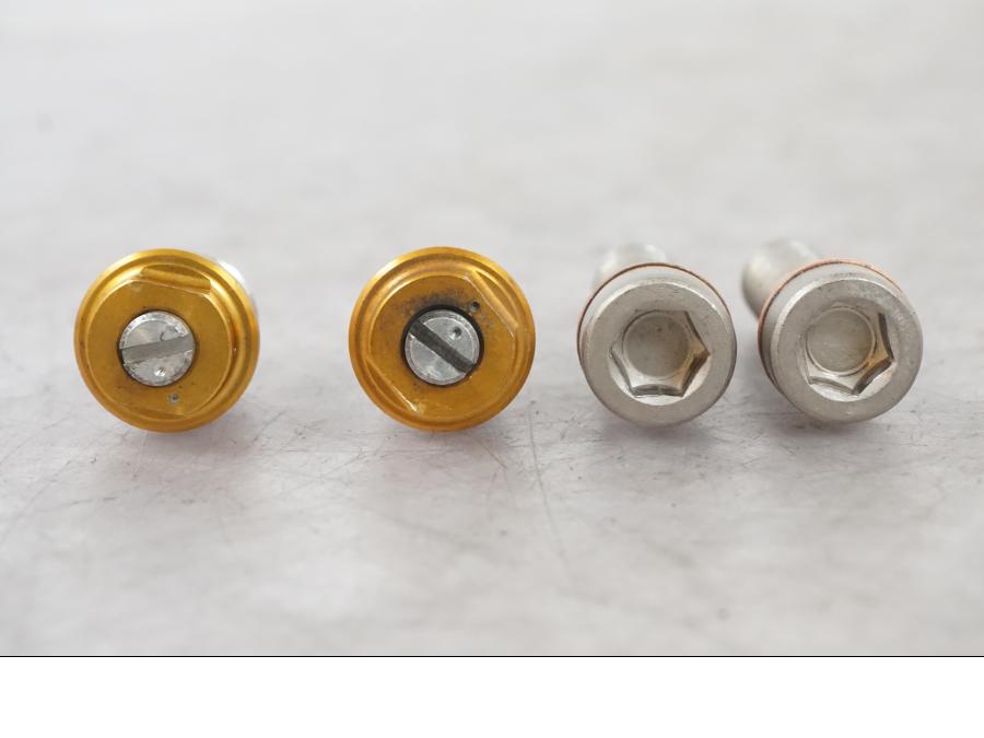 Höger sida på Gaffelbensdelar från en Kawasaki ZX-6R -2006 motorcykel.