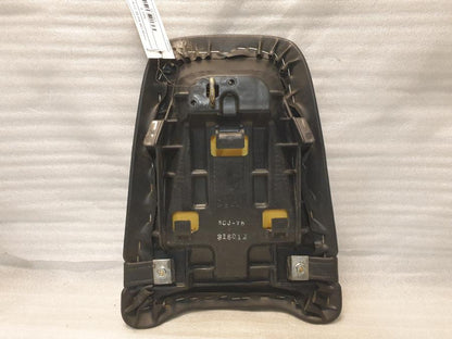 Snett nerifrån på Sadel från en Honda CBR 900 RR -2003 motorcykel.