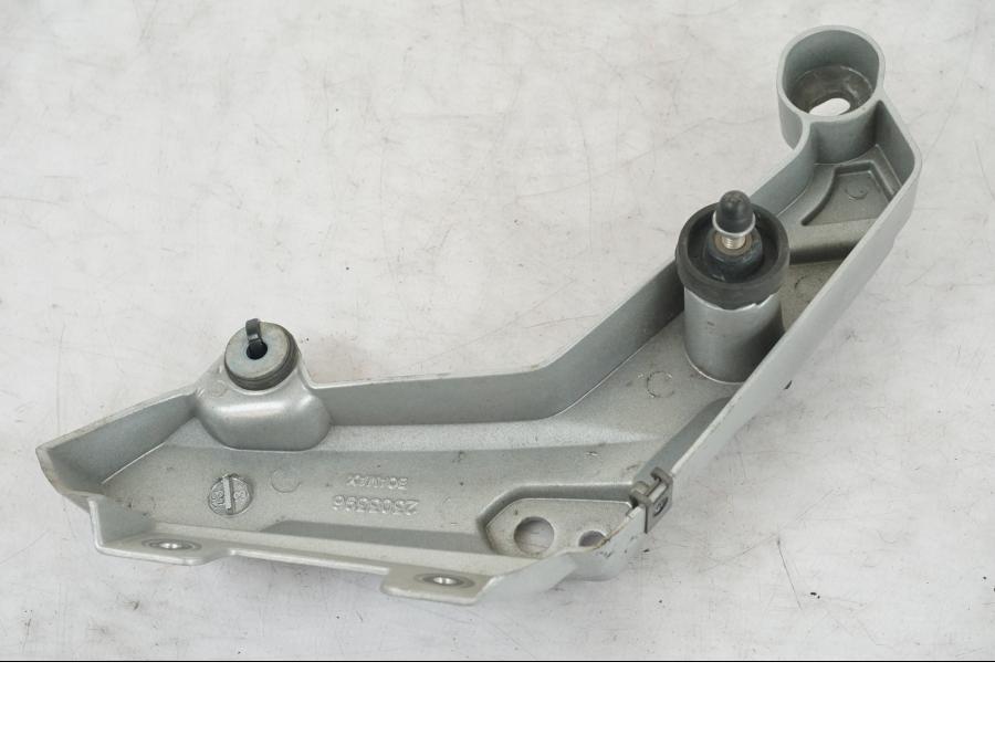 Snett uppifrån på Strålkastarkåpa från en Triumph Tiger Explorer -2013 motorcykel.