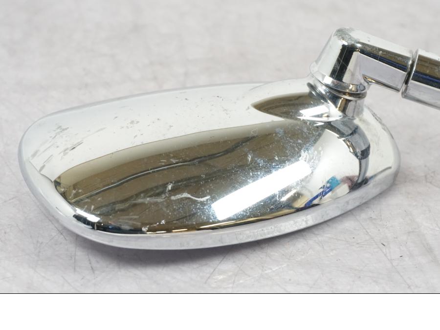 Snett nerifrån på Backspegel från en Suzuki GSF 1250 -2010 motorcykel.