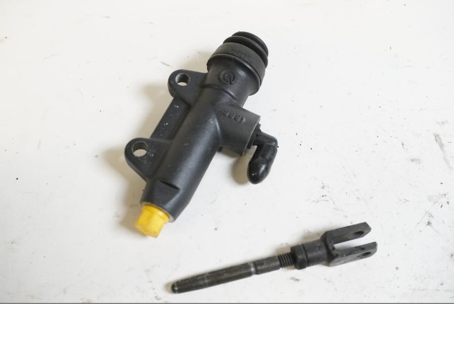 Baksidan på Bromshuvudcylinder från en BMW F 650 CS -2003 motorcykel.