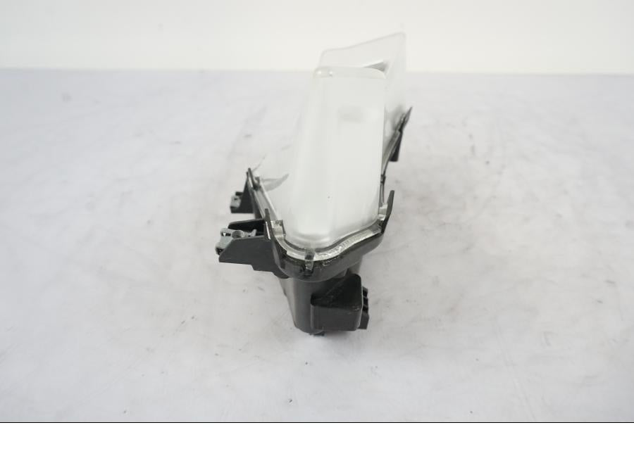 Snett nerifrån på Strålkastare från en KTM 1290 Super Duke -2019 motorcykel.