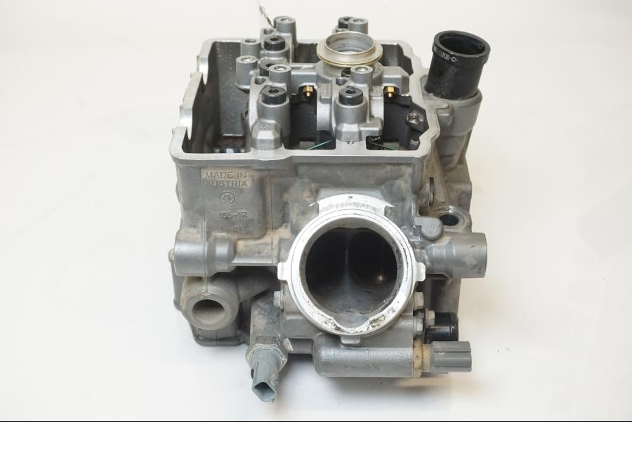 Vänster sida på Topplock från en KTM 1190 Adventure -2015 motorcykel.