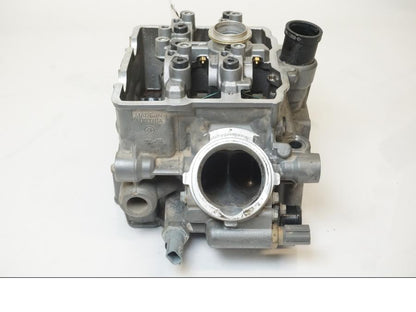 Vänster sida på Topplock från en KTM 1190 Adventure -2015 motorcykel.