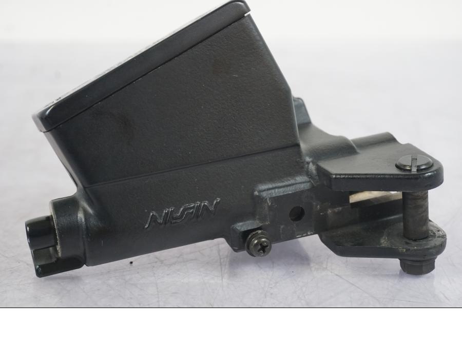 Snett nerifrån på Kopplingshuvudcylinder från en Suzuki GSX 1300 RX -1999 motorcykel.