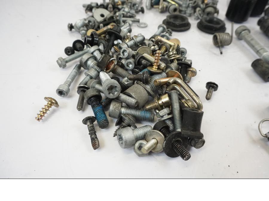 Snett uppifrån på Skruv / Mutter etc från en BMW R 1150 RS -2003 motorcykel.