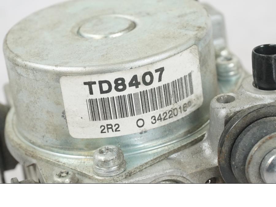 Snett nerifrån på ABS Modulator från en Triumph Tiger Explorer -2013 motorcykel.