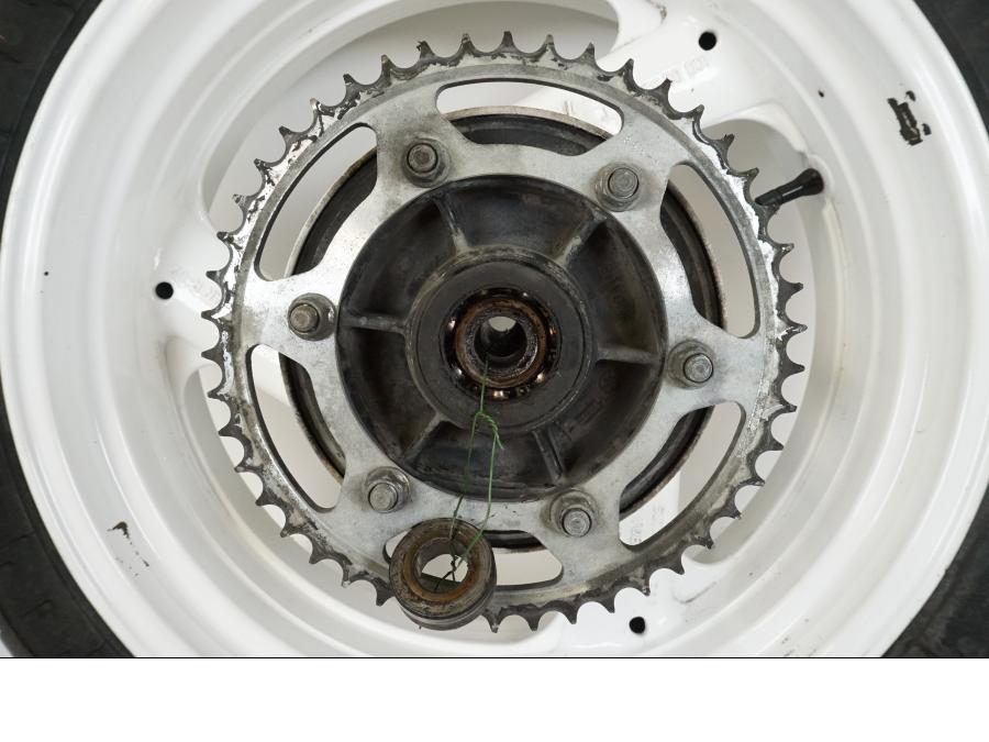 Höger sida på Hjulpaket från en Yamaha FZR 1000 -1990 motorcykel.