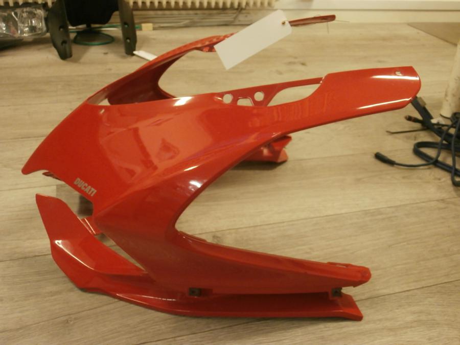 Höger sida på Toppkåpa från en Ducati 899 Panigale -2014 motorcykel.