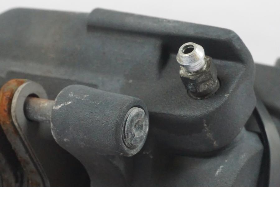 Vänster sida på Bromsok från en Suzuki GSF 1250 -2010 motorcykel.