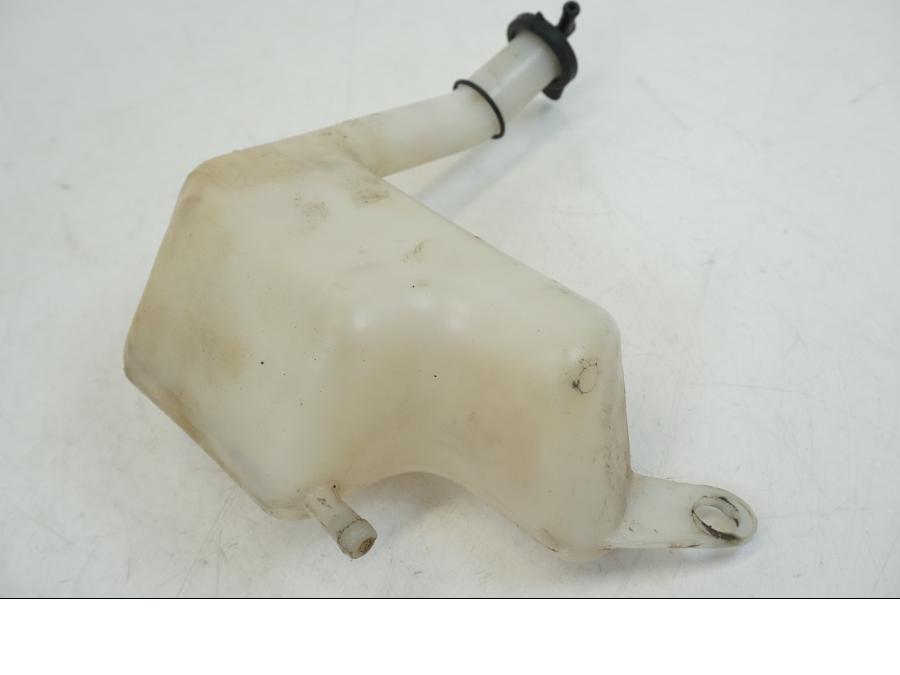 Höger sida på Vattenexpansionskärl från en Honda NSR 125 -1991 motorcykel.