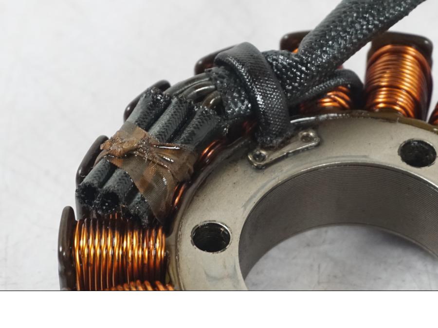 Snett uppifrån på Generator från en KTM 690 Duke -2015 motorcykel.