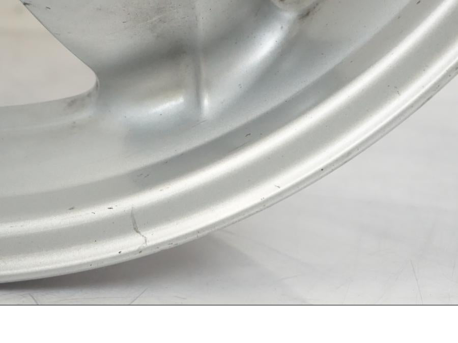 Vänster sida på Fälg från en BMW F 650 CS -2002 motorcykel.