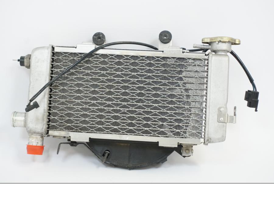 Framsidan på Vattenkyl från en Honda VTR 1000 F -1999 motorcykel.