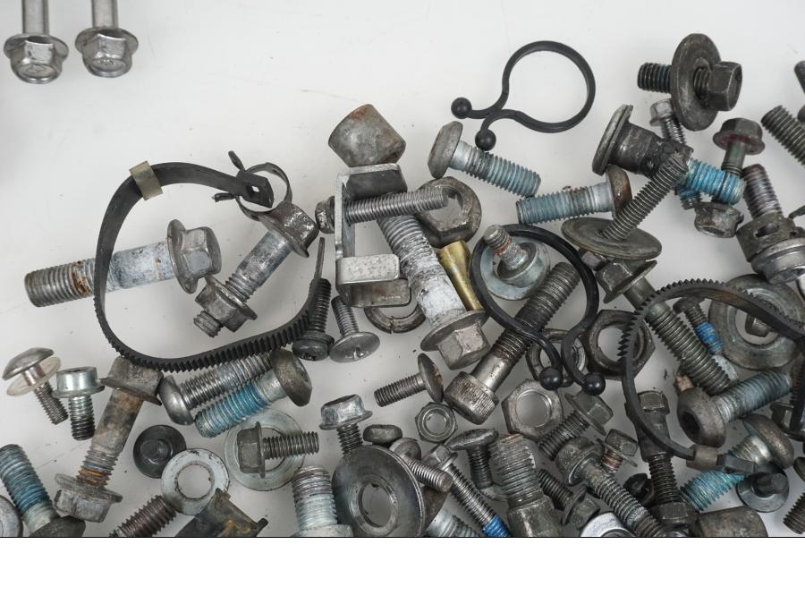 Vänster sida på Skruv / Mutter etc från en Yamaha XJ 900 -1997 motorcykel.