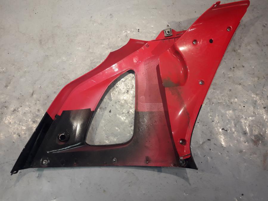 Baksidan på Sidkåpa från en Yamaha YZF 1000 R1 -1998 motorcykel.