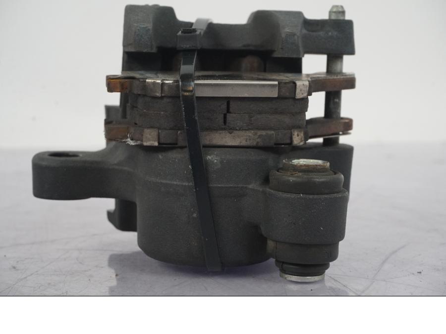 Snett nerifrån på Bromsok från en Yamaha MT-09 SP -2018 motorcykel.