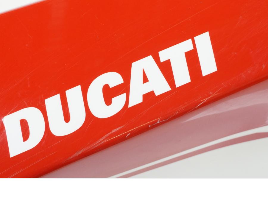 Baksidan på Sidopanel från en Ducati Hypermotard -2020 motorcykel.
