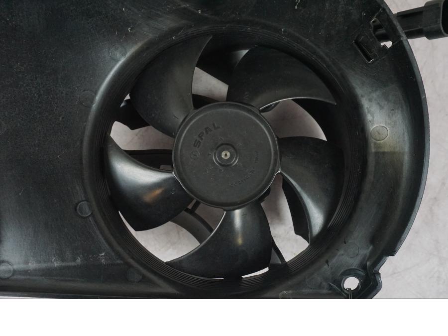 Baksidan på Vattenkylfläkt från en KTM 1290 Super Duke R -2022 motorcykel.