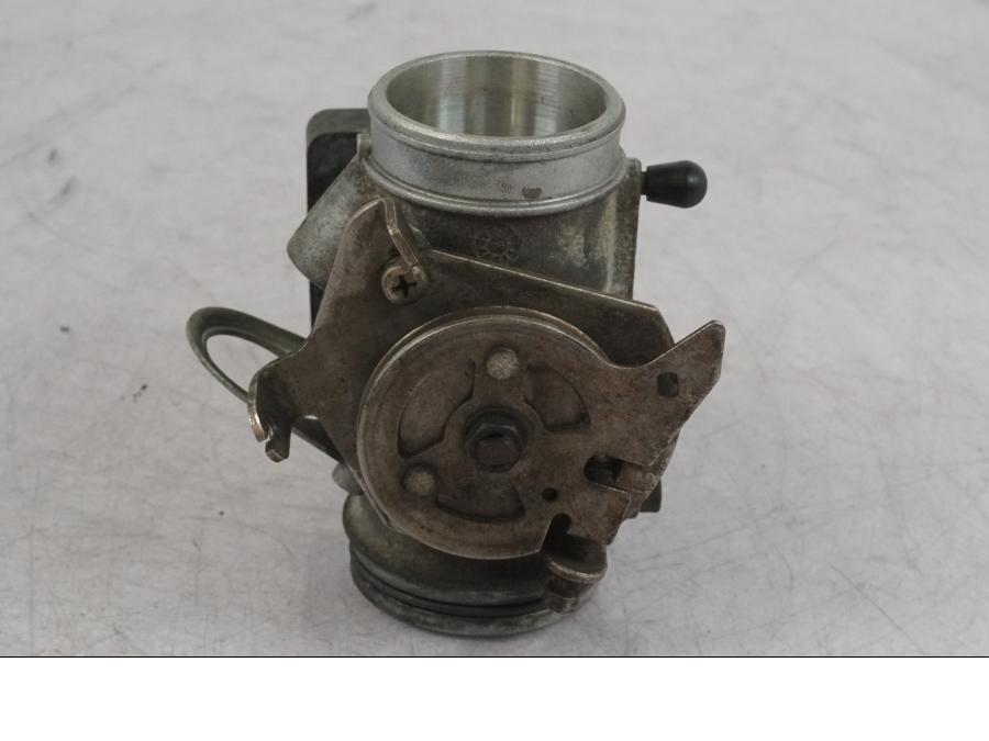 Framsidan på Spjällhus från en BMW R 1100 GS -1998 motorcykel.